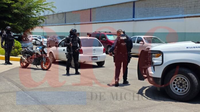 Atacan a balazos a hombre de 32 años mientras conducía, en Zamora